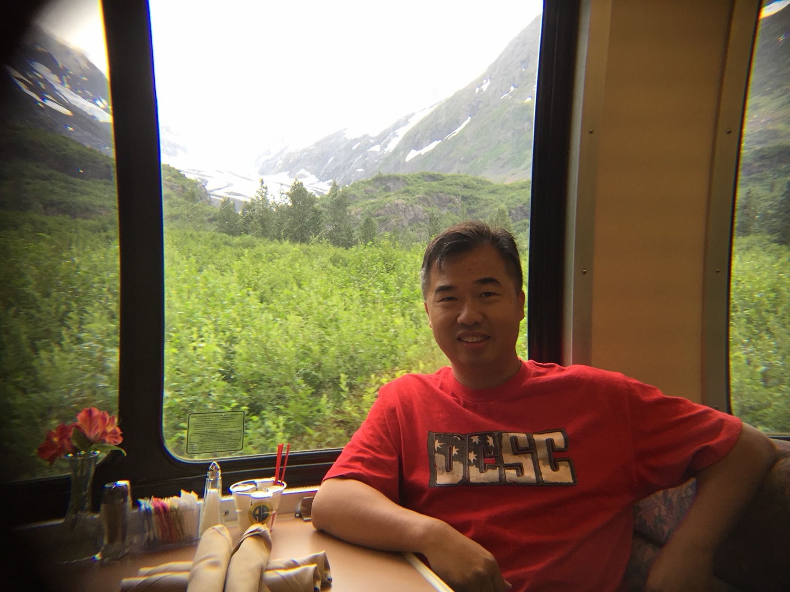 坐在火車窗邊,外面一路都是森林與山。