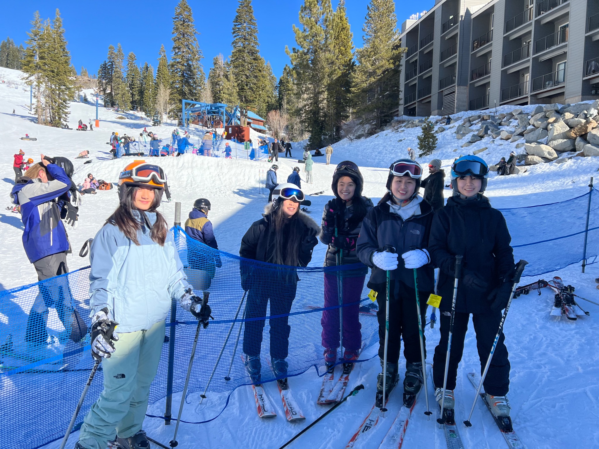 孩子們在 Donner Ski Ranch 滑雪
