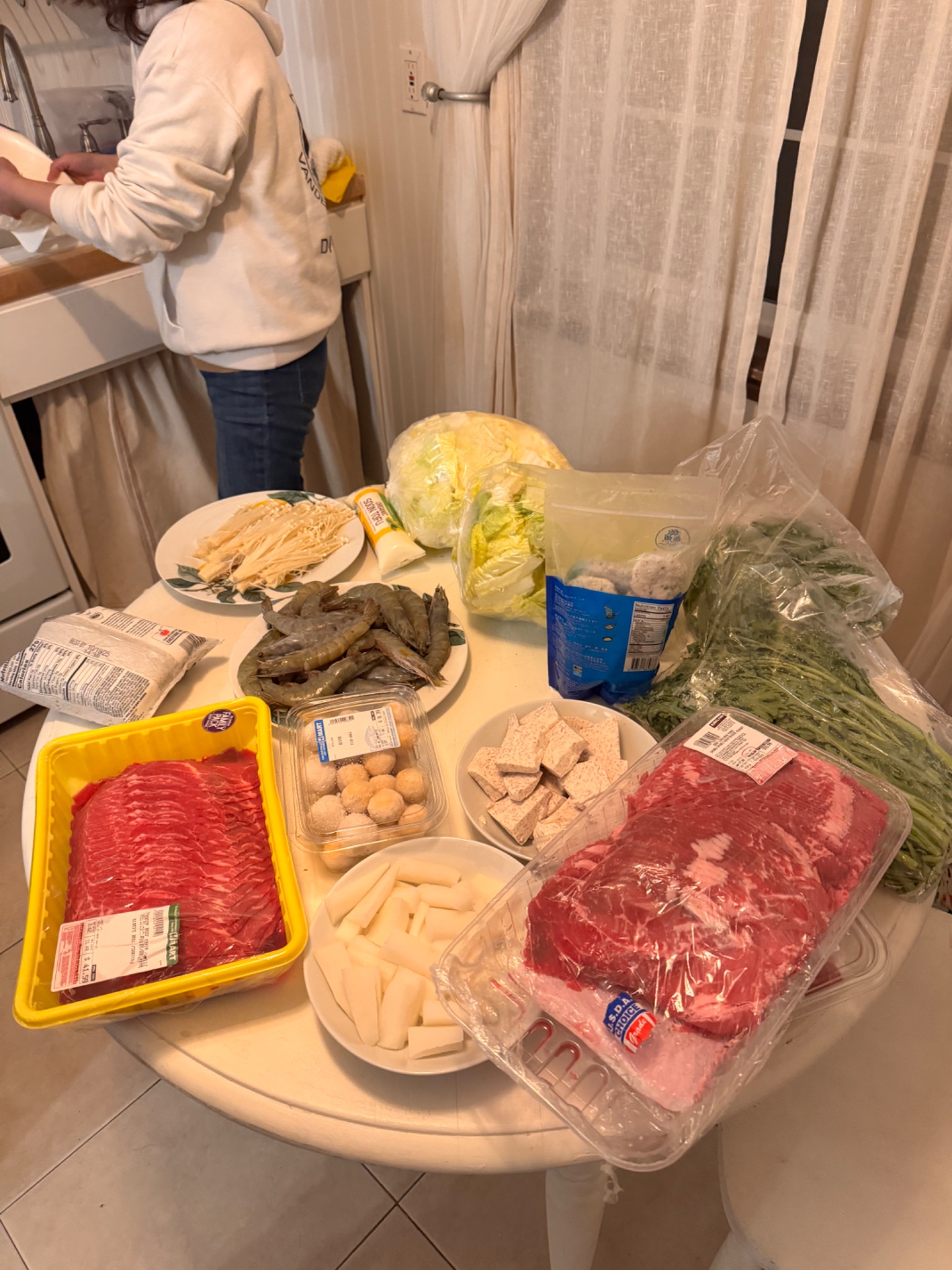 木屋裡準備火鍋食材