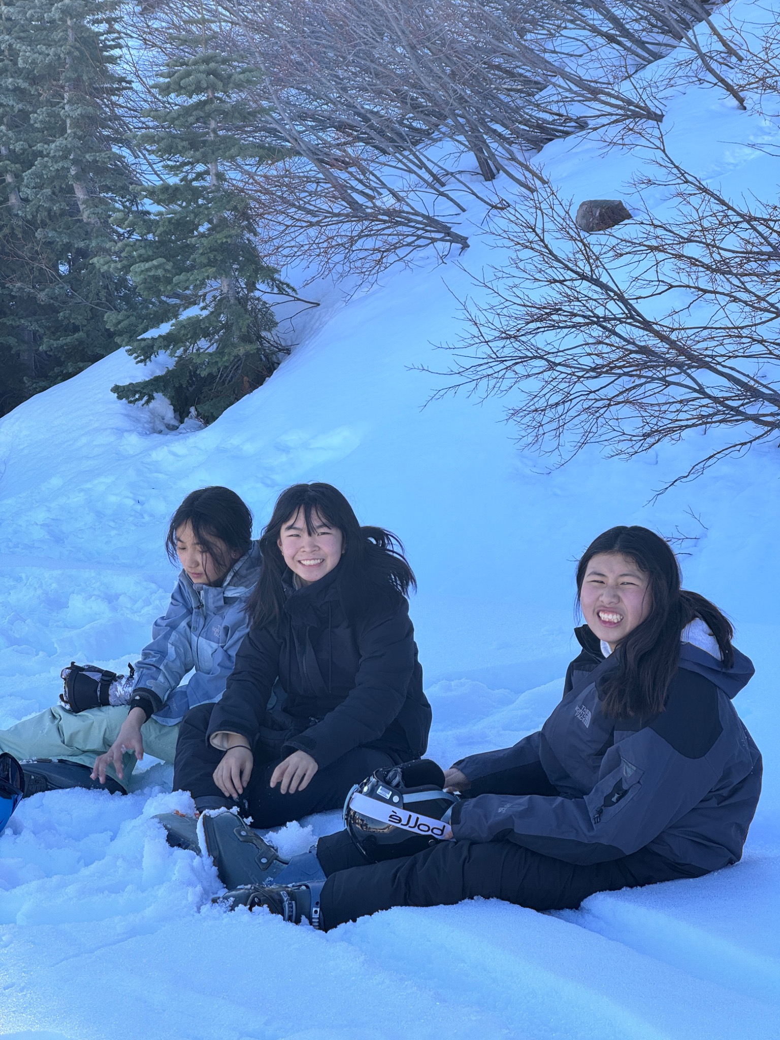 女孩們坐在雪地上休息