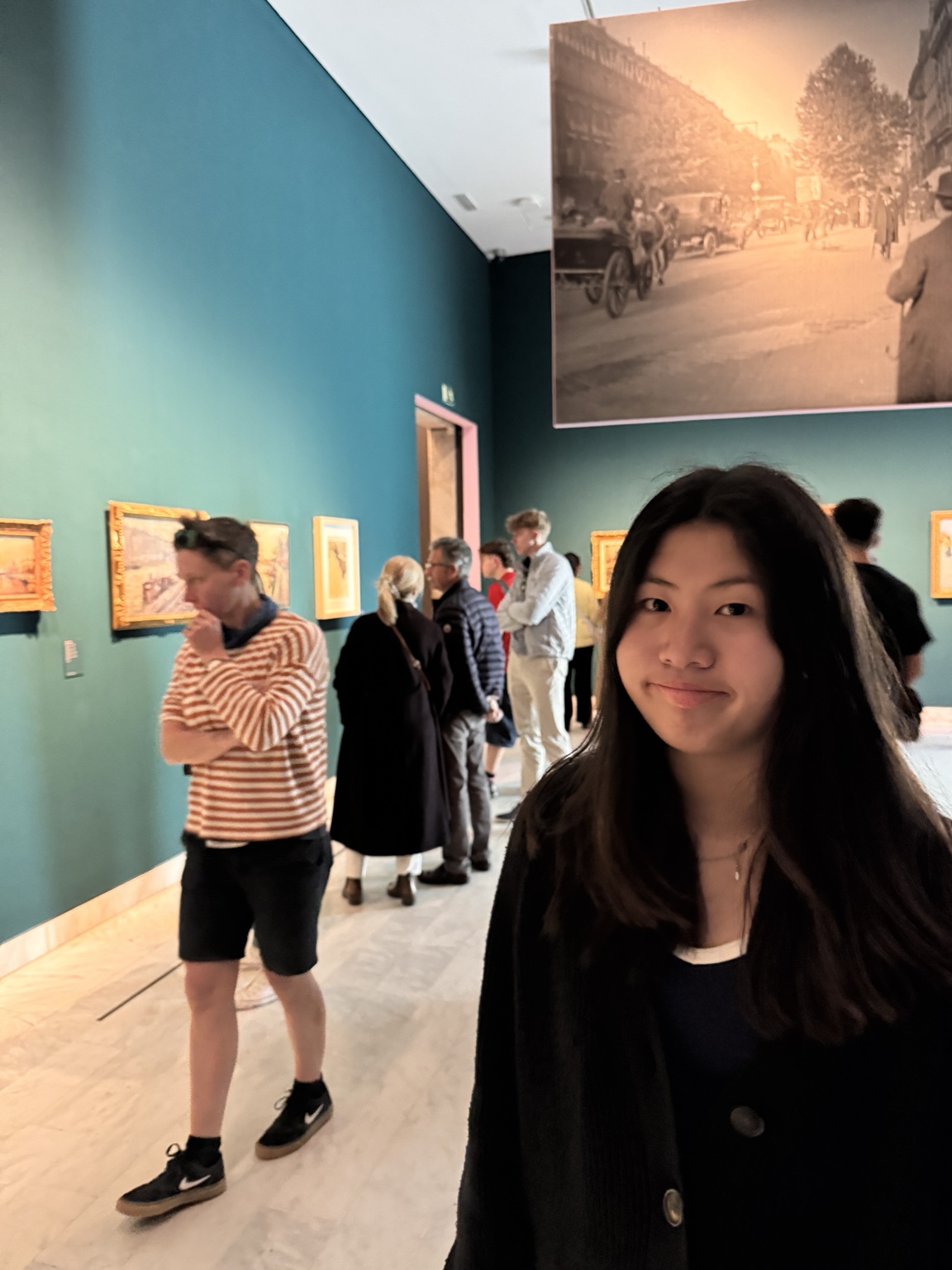在 Moco Museum Barcelona 展廳參觀