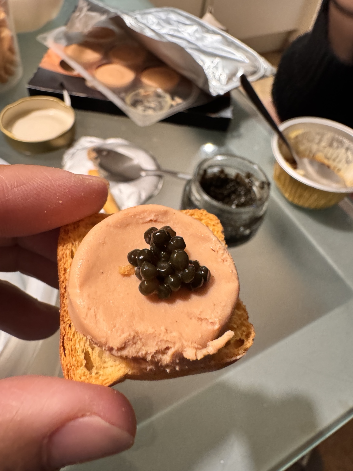 西班牙晚餐的精緻鵝肝醬與魚子小食